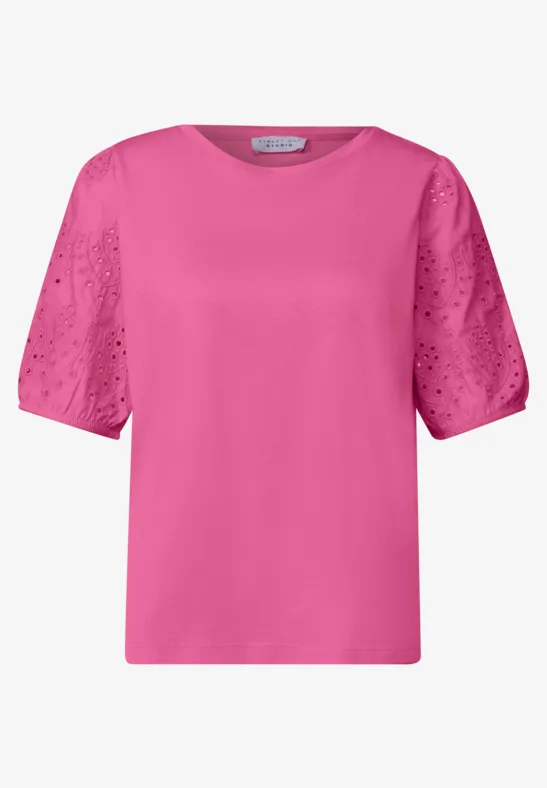 Ein pinkfarbenes T-Shirt mit halblangen, blickdichten Ärmeln im Lochstickerei-Design.