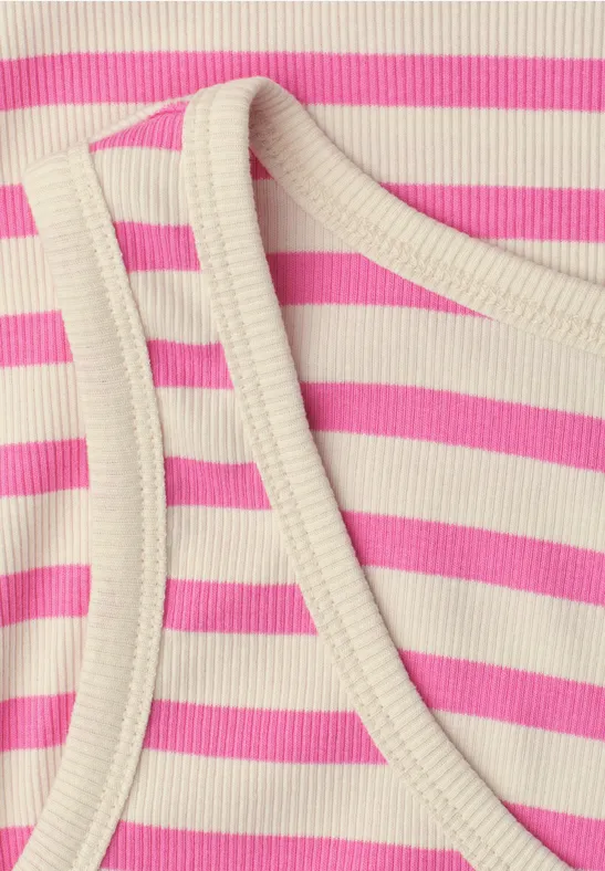 Nahaufnahme eines ärmellosen Oberteils mit pink-weißen Streifen und geripptem Stoff.