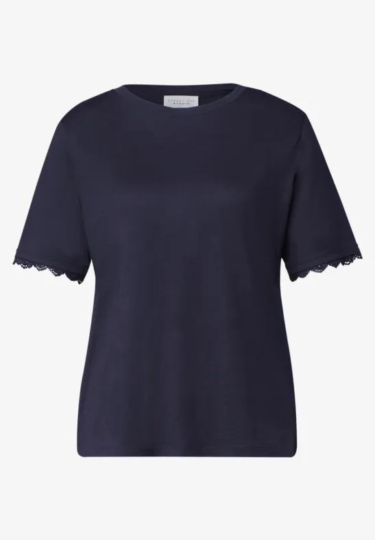Marineblauw T-shirt met korte mouwen en golvende kanten boorden.