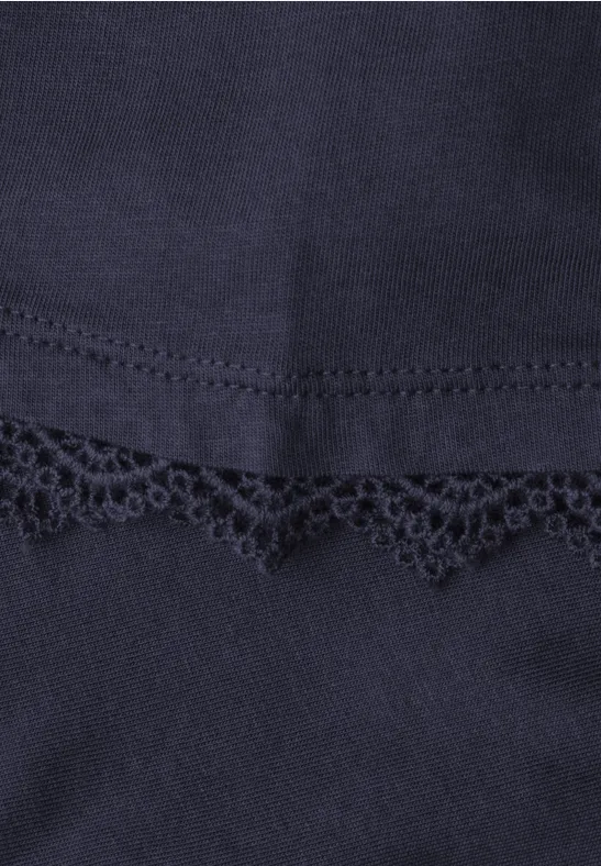 Donkerblauw stof met fijn kanten randje aan de onderkant.