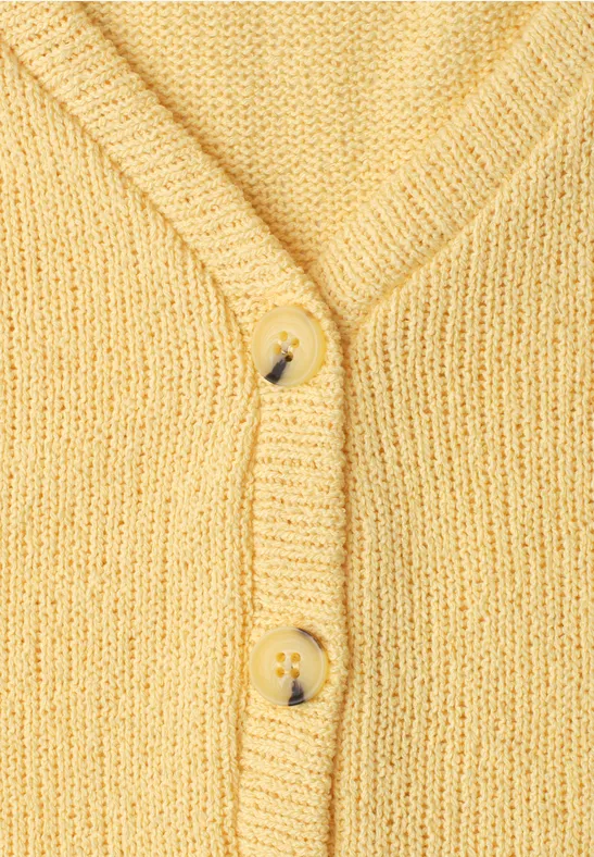 Gelber Strickcardigan mit V-Ausschnitt und Knöpfen.