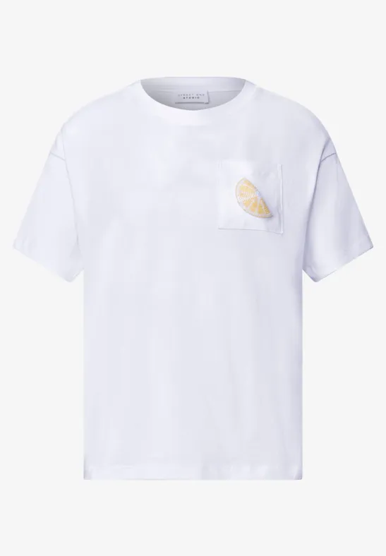 Weißes T-Shirt mit Zitronenscheibe auf der Brusttasche