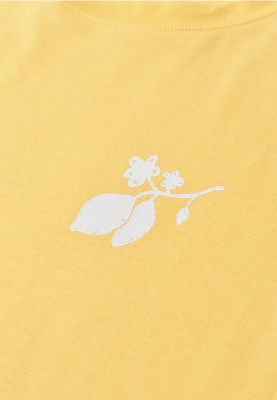 Gelbes T-Shirt mit kleinem, weißem Blumenzweig-Druck auf der Brust.