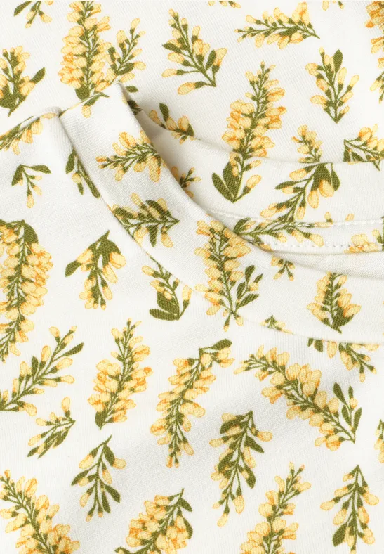 Witte achtergrond met gele bloemtakjes en groene bladeren in een herhalend patroon