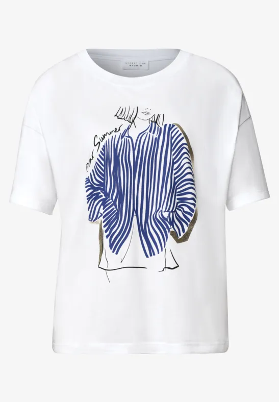 Wit T-shirt met tekening van een figuur in een wit-blauw gestreepte oversized trui.
