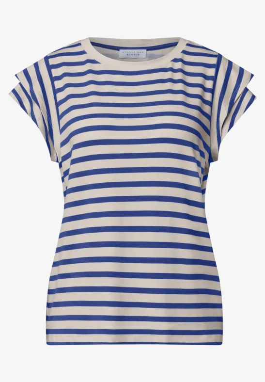 Weißes T-Shirt mit blauen Querstreifen und kurzen Ärmeln.