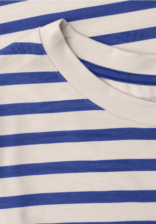 Nahaufnahme eines weißen T-Shirts mit blauen Streifen und Rundhalsausschnitt