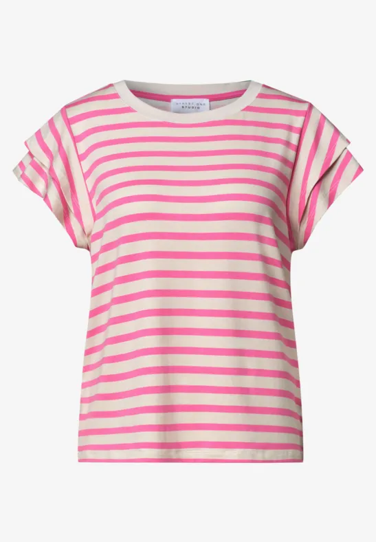 Kurzes rosa-weiß gestreiftes T-Shirt mit überschnittenen Ärmeln.