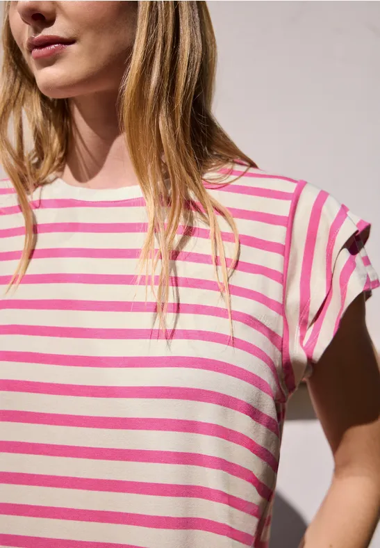 Frau im pink-weiß gestreiften T-Shirt, Oberkörper von Brusthöhe aufwärts sichtbar.