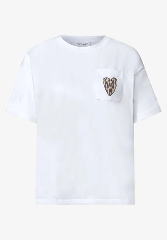 Weißes T-Shirt mit Brusttasche und Herz-Patch im Animal-Print