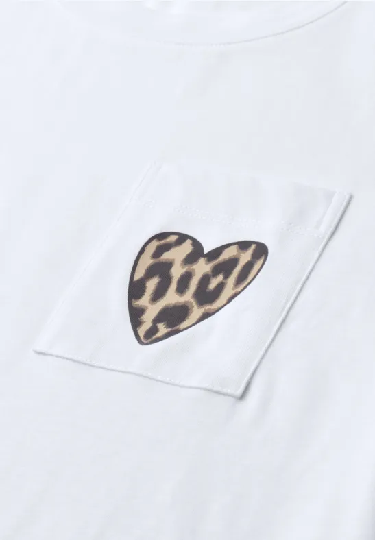 Weißes T-Shirt mit Brusttasche und Herz in Leopardenmuster.