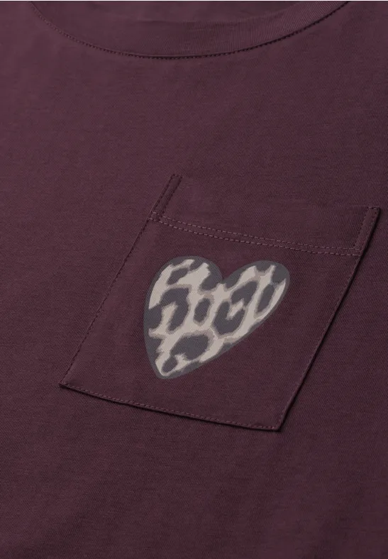 Bordeauxrotes T-Shirt mit Brusttasche und Leopardenherz-Applikation.