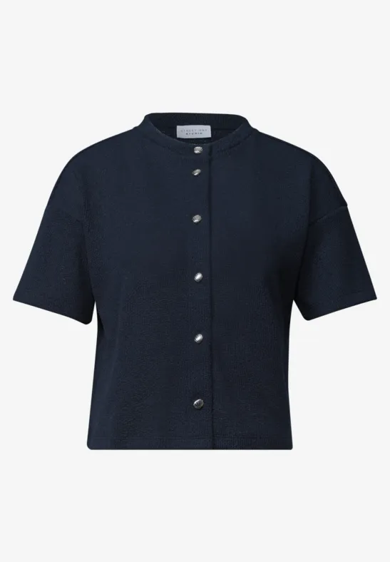 Dunkelblaue kurzärmlige Strickjacke mit Stehkragen und silbernen Knöpfen.