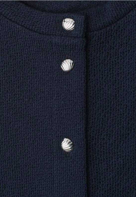 Dunkelblauer Strickcardigan mit Rundhals und drei silbernen Knöpfen.