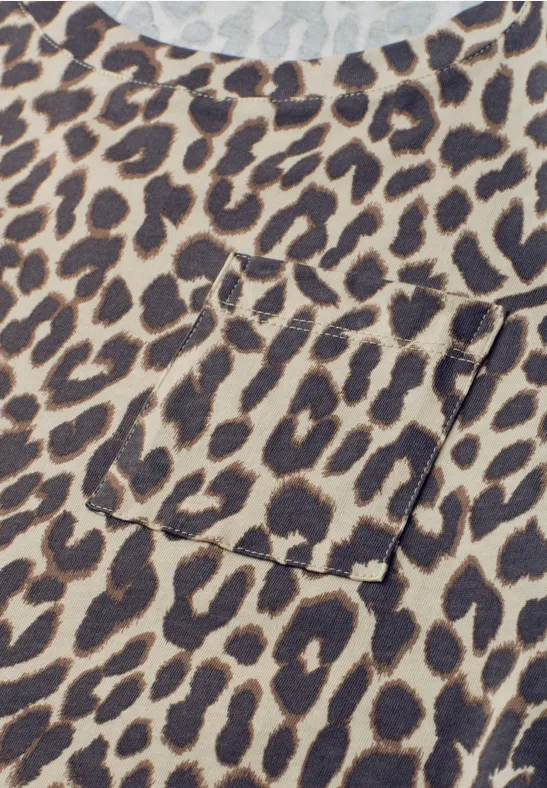 Nahaufnahme eines Kleidungsstücks mit Leopardenmuster und Brusttasche