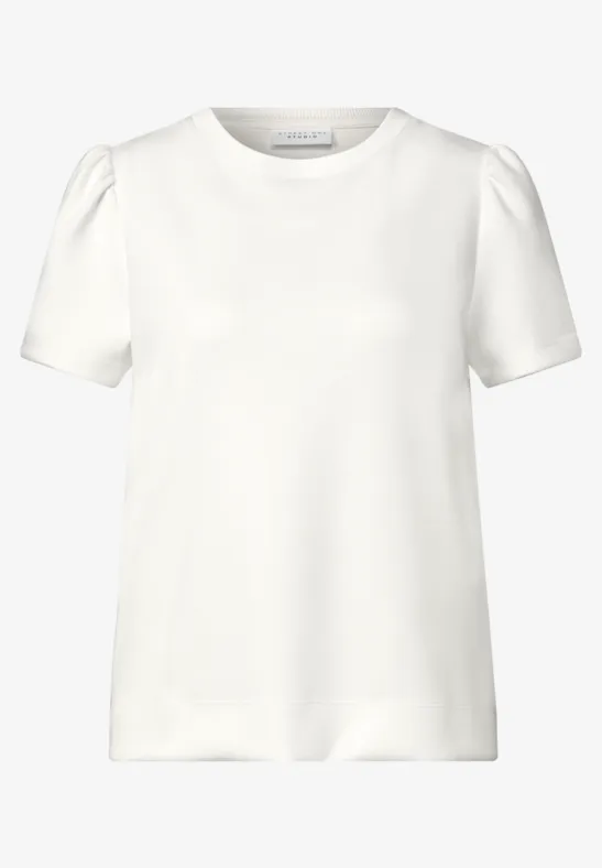 T-shirt blanc épuré à manches courtes bouffantes et encolure ronde.