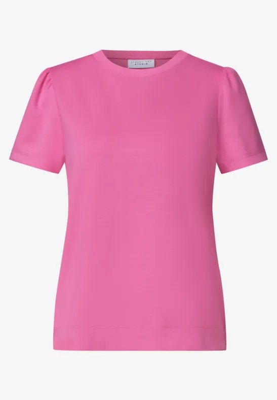 Ein schlichtes pinkfarbenes T-Shirt mit kurzen Ärmeln und rundem Halsausschnitt.