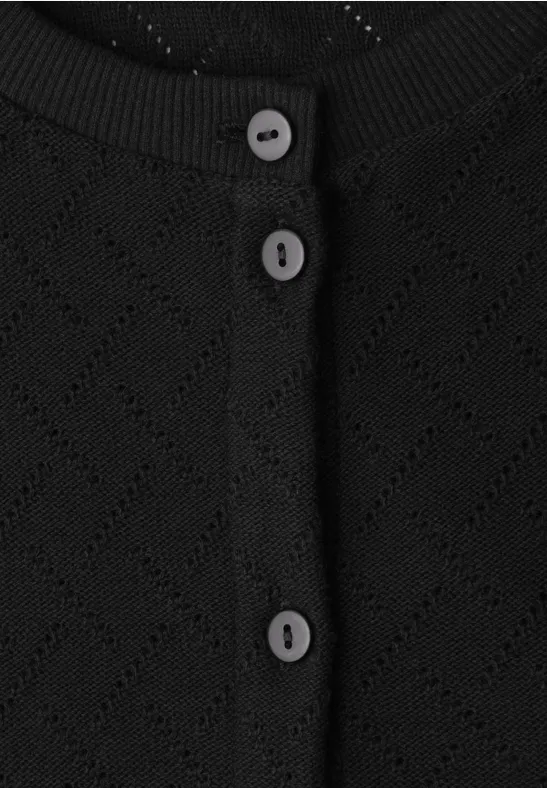 Schwarzer Strickcardigan mit perforiertem Rautenmuster und drei Knöpfen.
