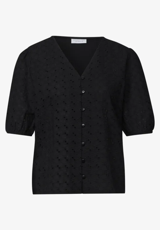 Schwarze, kurzärmelige Bluse mit V-Ausschnitt und Knopfleiste aus zarter Lochspitze.