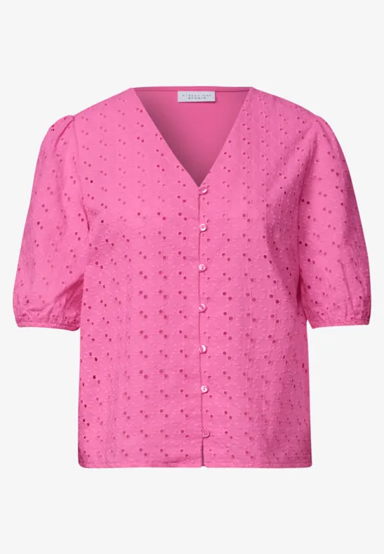 Felroze blouse met V-hals, knoopsluiting en korte mouwen met ajourbrodering.