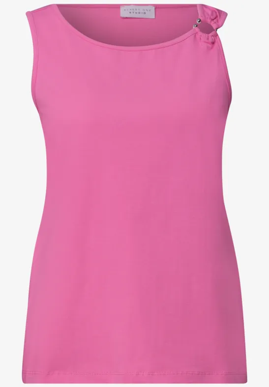 Roze mouwloos topje met ronde hals en klein strikje op de schouder.