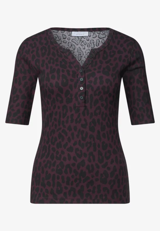 Dunkelrotes Halbt-Shirt mit Leopardenmuster und V-Ausschnitt mit Knopfleiste.