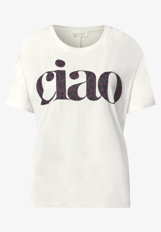 Weißes T-Shirt mit dem Aufdruck 'ciao' in gemusterten, violetten Buchstaben.