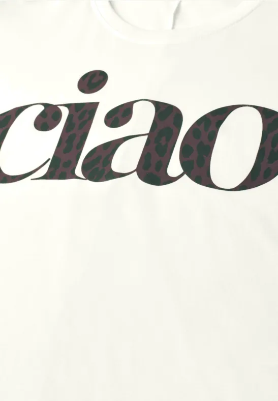 Ein weißes T-Shirt mit dem schwarzen Schriftzug „ciao“, gefüllt mit einem dezenten Muster.