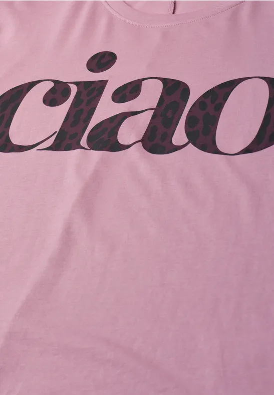 T-shirt rose avec l'inscription noire ciao ornée d'un motif discret.