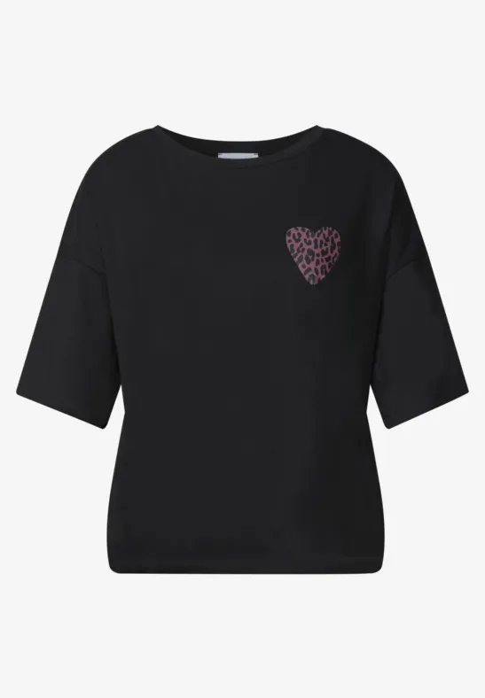 Schwarzes T-Shirt mit kurzem Schnitt und kleinem Herz aus bunten Punkten auf der Brust.