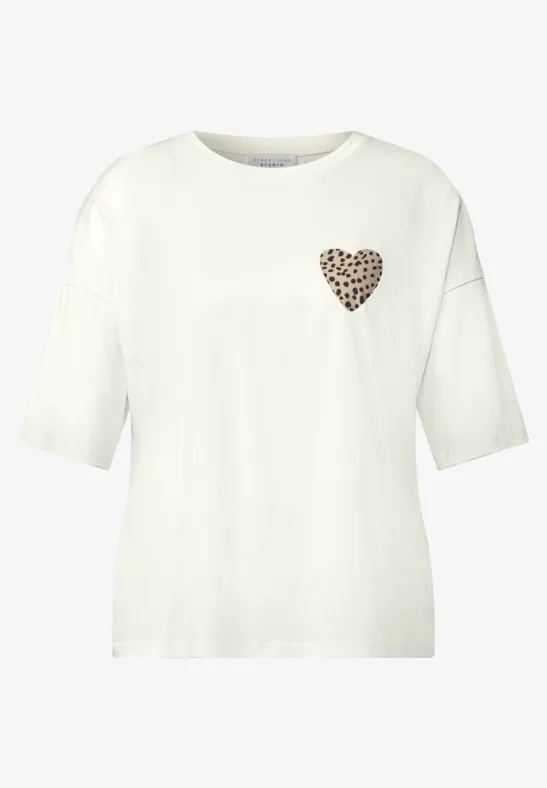 Weißes T-Shirt mit rundem Ausschnitt und kleinem Herz im Leo-Print auf der Brust.