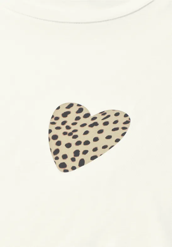 Ein cremefarbenes Shirt mit Herz in Leopardmuster.