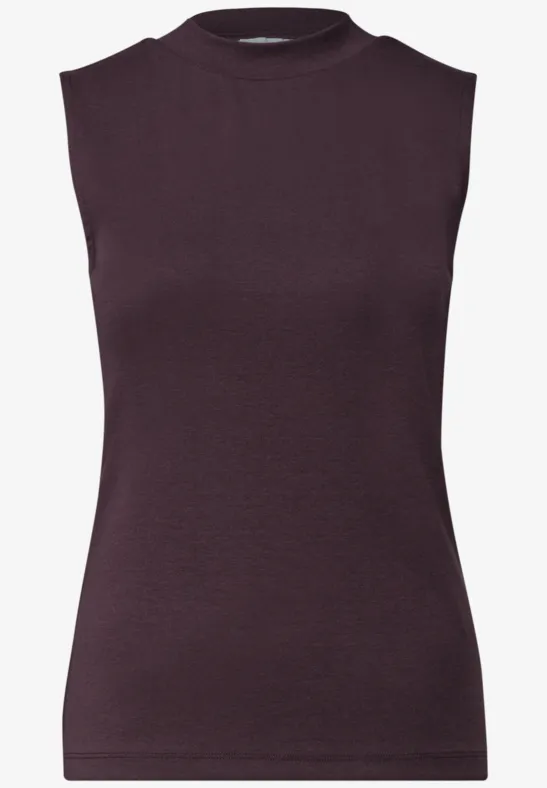 Ärmelloses, figurnahes Top in dunklem Aubergine mit hohem Rundhalsausschnitt.
