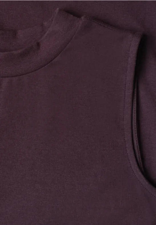 Nahaufnahme eines ärmellosen, dunkelvioletten Tops aus weichem Stoff.