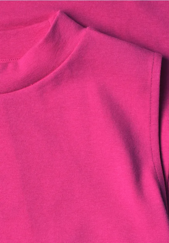 Nahe Aufnahme eines ärmellosen Oberteils in leuchtendem Pink mit Rundhalsausschnitt.