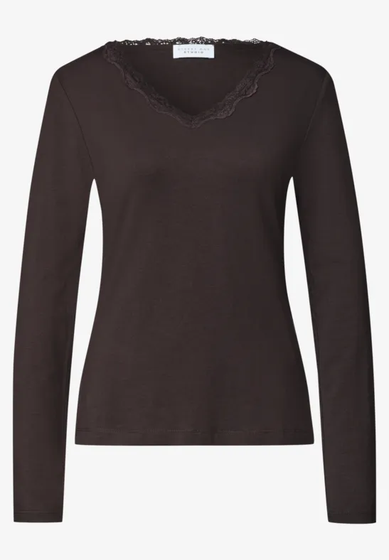 Bruin shirt met lange mouwen en kant bij de V-hals.