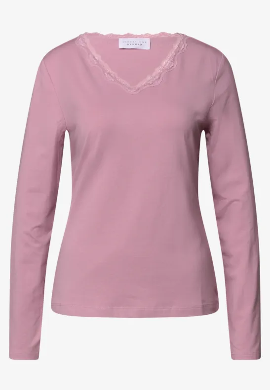 Rosa Damen-Langarmshirt mit Spitzeneinsatz am V-Ausschnitt.