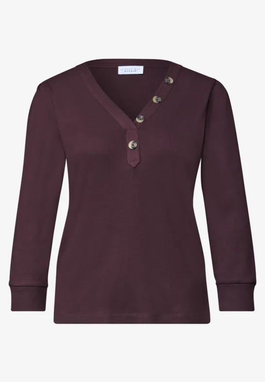 Damen-Pullover in dunklem Pflaumen-Violett mit V-Ausschnitt, 3/4-Ärmeln und vier Zierknöpfen an der Schulter.