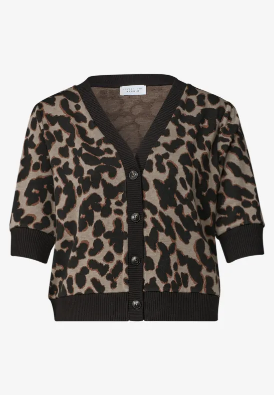 Kurzärmelige Strickjacke mit braun-schwarzem Leopardenmuster, V-Ausschnitt und Knopfleiste