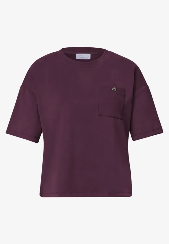 Dunkellila T-Shirt mit kurzen Ärmeln und Brusttasche.