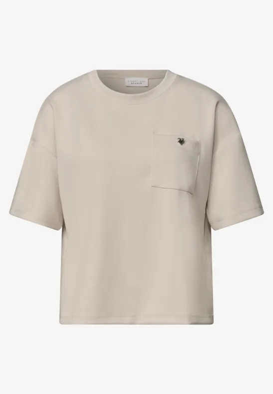 Beiges T-Shirt mit kurzen Ärmeln und kleiner Brusttasche mit schwarzer Bienenstickerei.