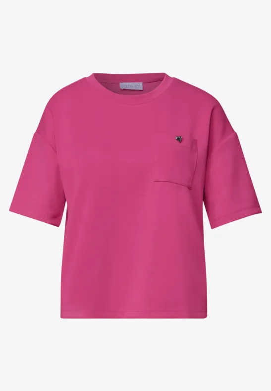 Kurzärmliges, pinkfarbenes T-Shirt mit rundem Ausschnitt und Brusttasche auf der linken Seite.