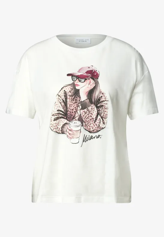 Weißes T-Shirt mit Illustration: Frau in roter Cap, Sonnenbrille und Kaffeetasse in der Hand.