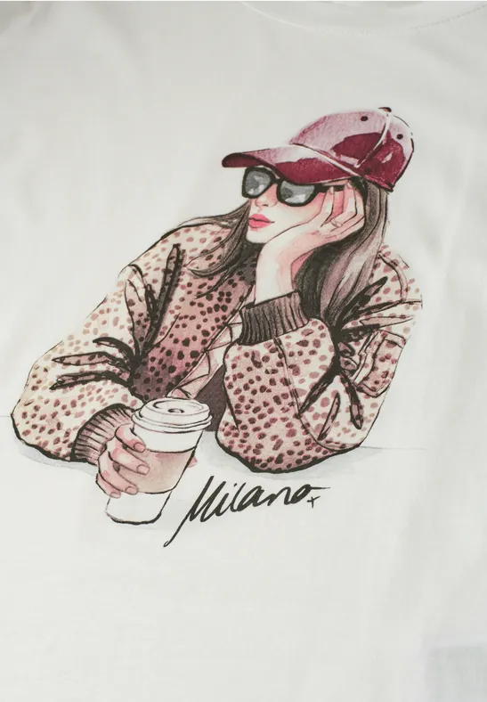 Eine elegante Frau mit Cap, Sonnenbrille und Leoparden-Cardigan hält einen Kaffee, darunter »Milano«.