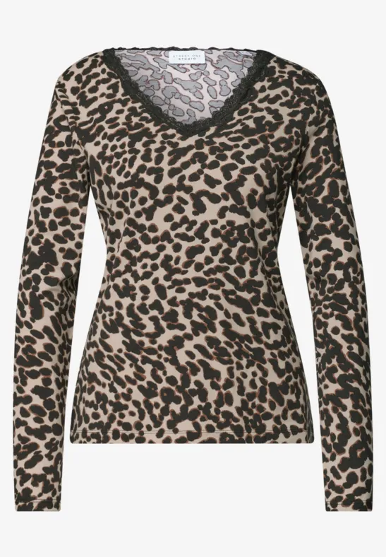 Langärmliges Damenshirt mit V-Ausschnitt, Leoprint und zarter schwarzer Spitze am Dekolleté.