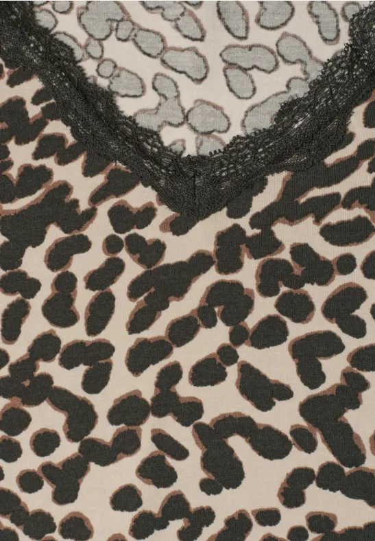 Schwarz-weißer Leopardenprint mit Spitzenbesatz