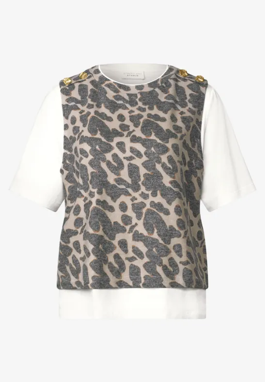 Kurzärmeliges weißes T-Shirt mit ärmelloser, braun-schwarz gemusterter Leoprint-Weste.
