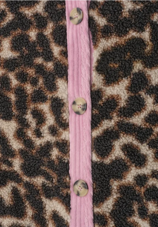 Nahaufnahme eines Stoffes mit Leopardenmuster, rosa Ziernaht und runden Holzknöpfen.