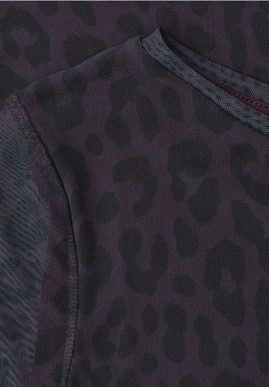 Nahaufnahme eines dunklen, violett-schwarzen Sportshirts mit dezentem Leopardenfleckenmuster und feinen Nähten.