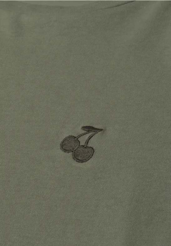 Olivgrünes Shirt mit dezent gesticktem Kirschmotiv auf der Vorderseite.
